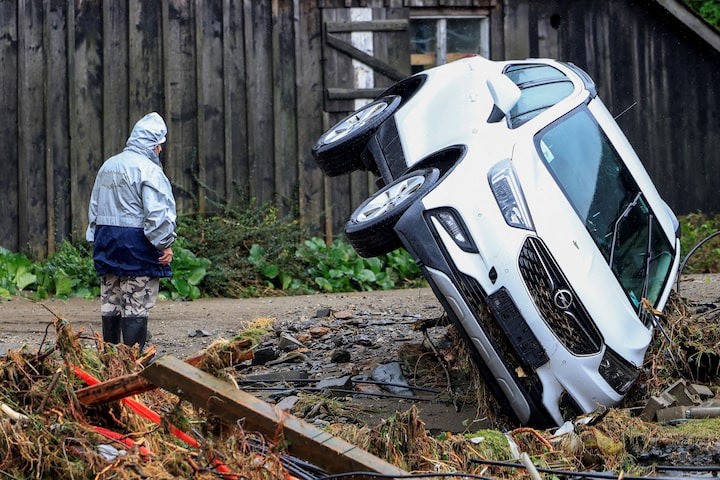 Một chiếc ô tô bị lật sau trận mưa lớn ở Cộng hòa Séc ngày 16/9. Ảnh: Reuters