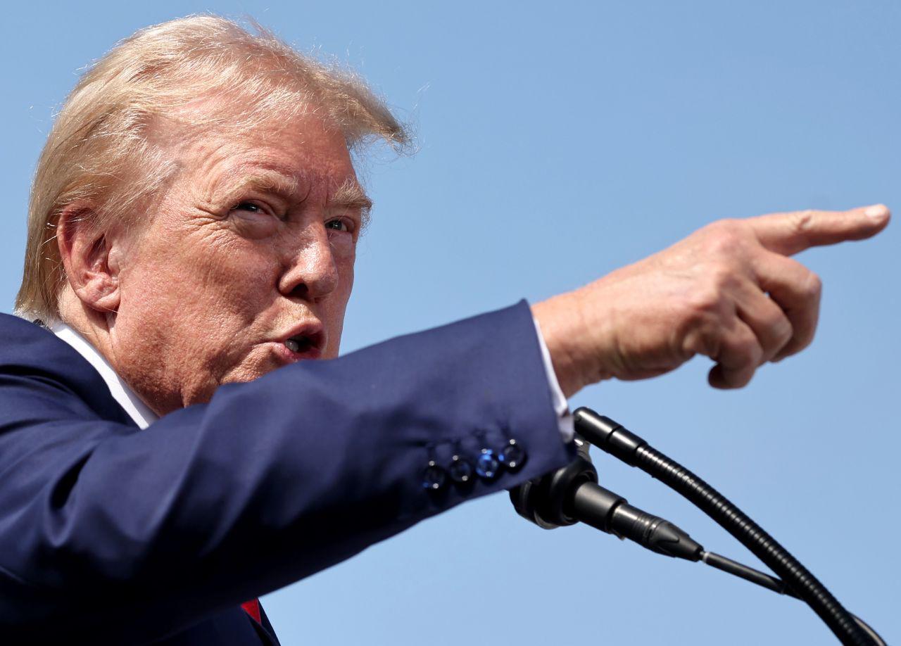 Cựu Tổng thống Donald Trump trả lời họp báo ở bang California hôm 13/9. Ảnh: Mario Tama/Getty Images.