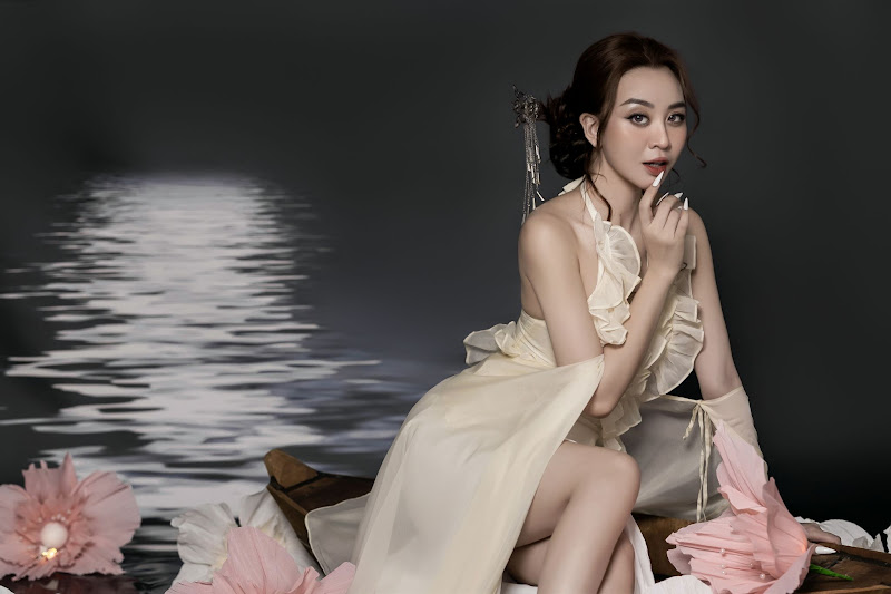 Á hậu - MC Thư Đình hóa nàng thơ lãng mạn dưới ánh trăng Trung Thu - 2