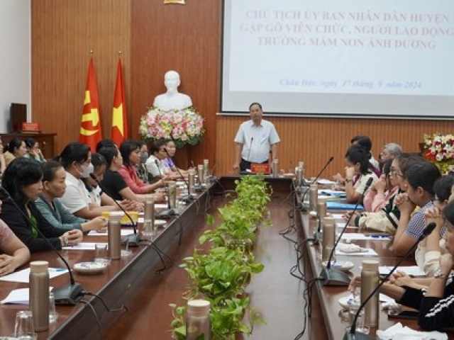 Vụ cơm giáo viên chỉ có 2 miếng chả: Đối thoại với chủ tịch huyện, nhiều giáo viên nghẹn ngào