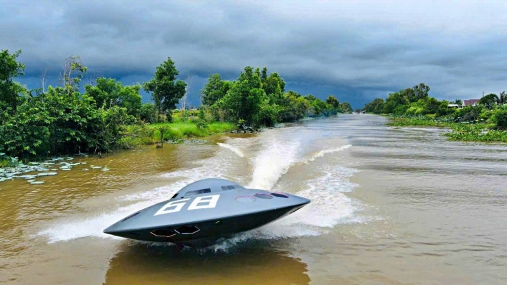 Mô hình lướt trên mặt nước với tốc độ cao khiến người xem bất ngờ. Ảnh: Nhân vật cung cấp