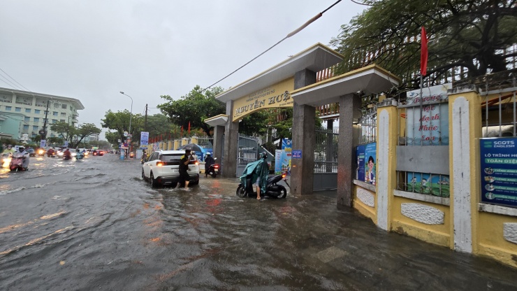 Mưa lớn nhấn chìm Đà Nẵng, phương tiện giao thông hỗn loạn