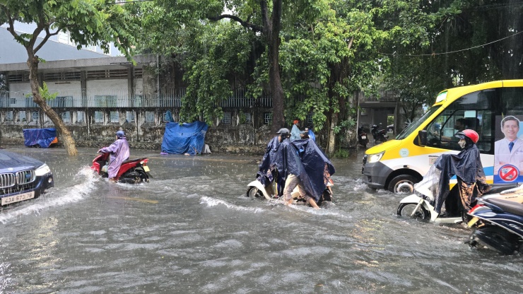 Nhiều phương tiện chết máy, phụ huynh dắt xe đưa con đến trường