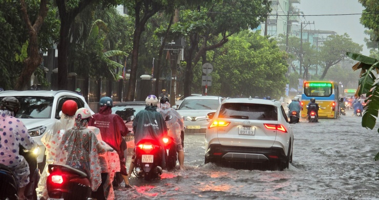 Mưa lớn gây ngập úng nhiều tuyến phố trung tâm Đà Nẵng, giao thông hỗn loạn