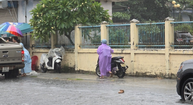 Mưa lớn gây ngập úng nhiều tuyến phố trung tâm Đà Nẵng, giao thông hỗn loạn