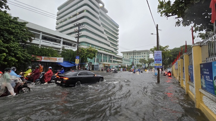 Mưa lớn gây ngập úng nhiều tuyến phố trung tâm Đà Nẵng, giao thông hỗn loạn