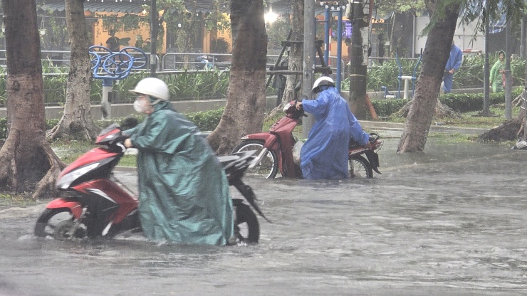 Mưa lớn nhấn chìm Đà Nẵng, phương tiện giao thông hỗn loạn