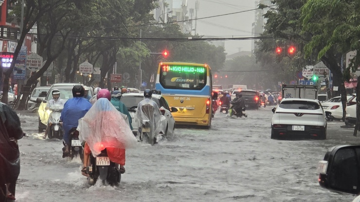 Mưa lớn gây ngập úng nhiều tuyến phố trung tâm Đà Nẵng, giao thông hỗn loạn