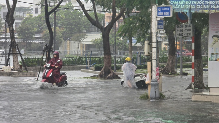 Giao lộ Hàm Nghi - Tô Ngọc Vân ngập sâu, nhiều phương tiện chết máy