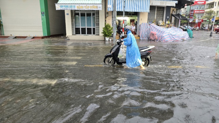 Mưa lớn nhấn chìm Đà Nẵng, phương tiện giao thông hỗn loạn