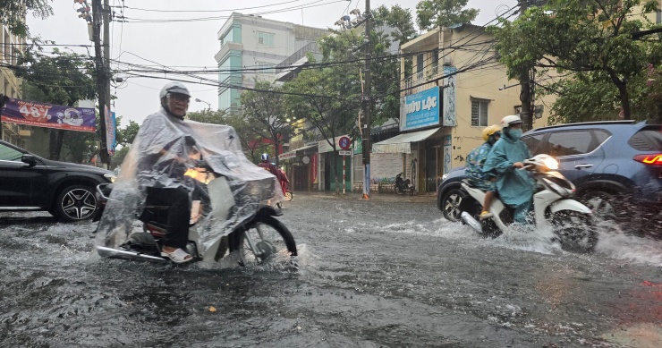 Mưa lớn gây ngập úng nhiều tuyến phố trung tâm Đà Nẵng, giao thông hỗn loạn