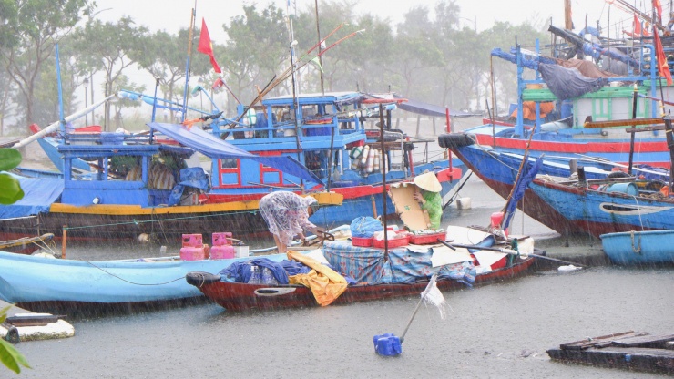 Ngư dân Đà Nẵng tất bật chạy bão số 4, chằng kéo tàu thuyền vào nơi an toàn