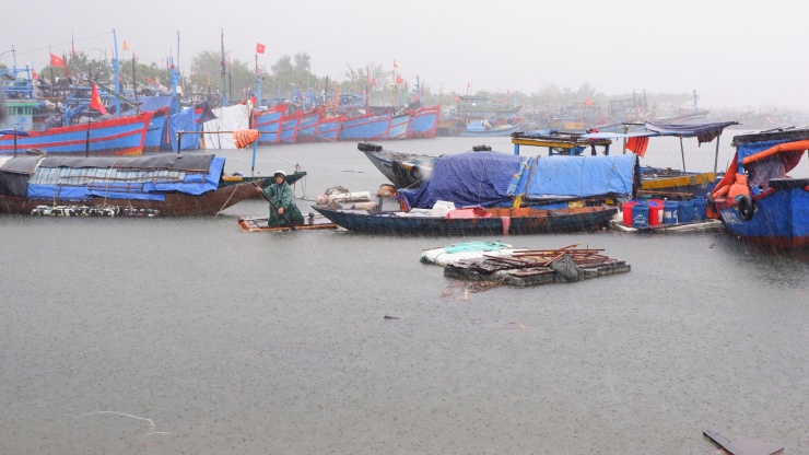 Ngư dân Đà Nẵng tất bật chạy bão số 4, chằng kéo tàu thuyền vào nơi an toàn