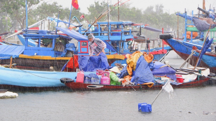 Ngư dân Đà Nẵng tất bật chạy bão số 4, chằng kéo tàu thuyền vào nơi an toàn