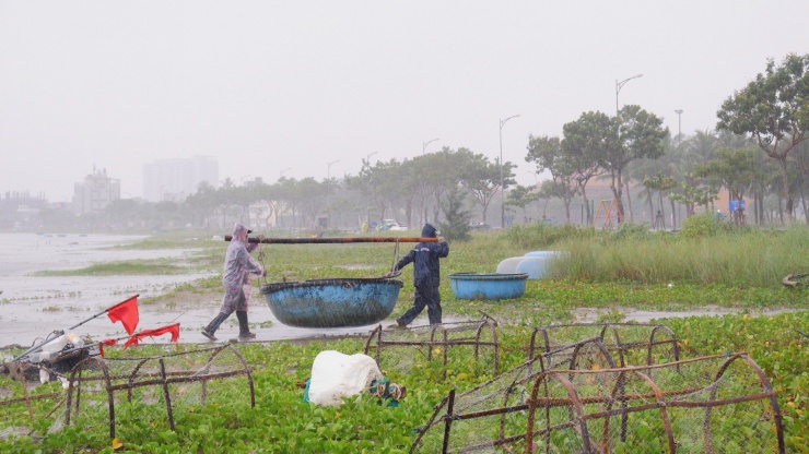 Ngư dân Đà Nẵng tất bật chạy bão số 4, chằng kéo tàu thuyền vào nơi an toàn