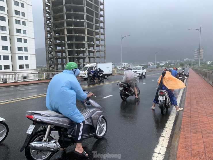 Mưa gió lớn quật ngã hàng loạt xe máy trên cầu Thuận Phước, ô tô hỗ trợ dìu dắt qua cầu an toàn