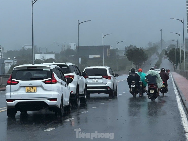 Mưa gió lớn quật ngã hàng loạt xe máy trên cầu Thuận Phước, ô tô hỗ trợ dìu dắt qua cầu an toàn