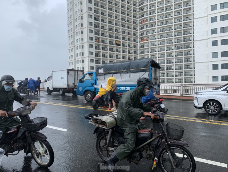 Mưa gió lớn quật ngã hàng loạt xe máy trên cầu Thuận Phước, ô tô hỗ trợ dìu dắt qua cầu an toàn