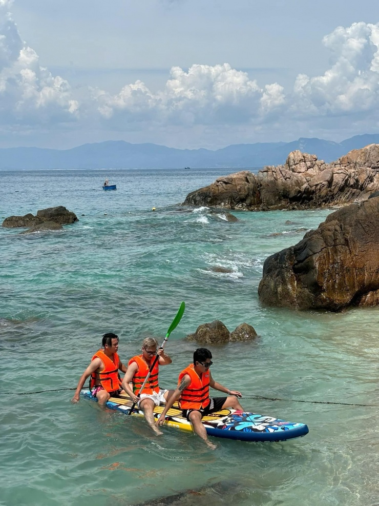 Du khách trải nghiệm chèo SUP.