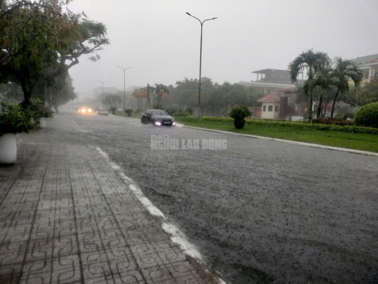 Mưa lớn khiến đường phố Tam Kỳ bị ngập nặng, việc di chuyển của người dân gặp nhiều khó khăn