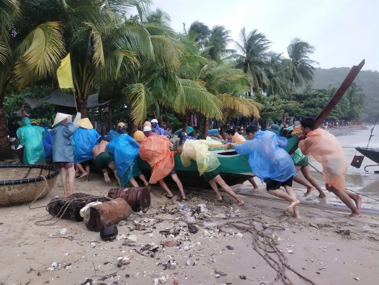 Mưa lớn và áp thấp nhiệt đới hoành hành miền Trung, gây lũ lụt và dông lốc