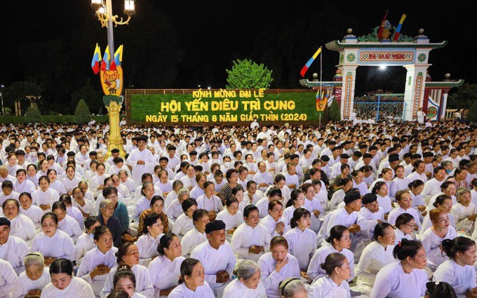 Hàng nghìn đồng đạo từ khắp nơi trong nước và hải ngoại tề tựu về tham dự thời cúng tại trước sân lễ Báo Ân Từ, Nội ô Tòa Thánh Tây Ninh, tối 16/9. Ảnh: Tòa thánh Tây Ninh