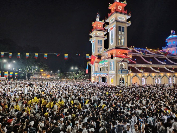 Biển người tập trung về Tòa thánh Tây Ninh dự vía Đức Phật Mẫu, tối 17/9. Ảnh: Minh Bằng