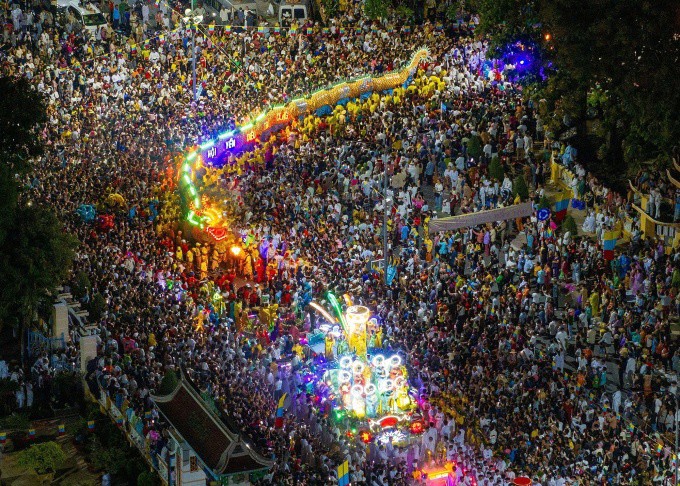 Người dân tập trung trong khuôn viên Toà thánh để xem diễu hành Rồng nhang (rồng phun lửa). Ảnh: Huỳnh Thanh Liêm