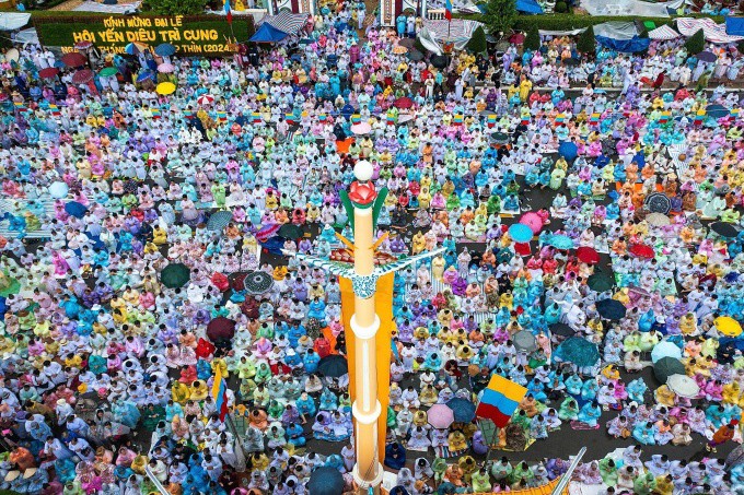 Hàng nghìn người tập trung trong khuôn viên Toà thánh dự lễ. Ảnh: Huỳnh Thanh Liêm