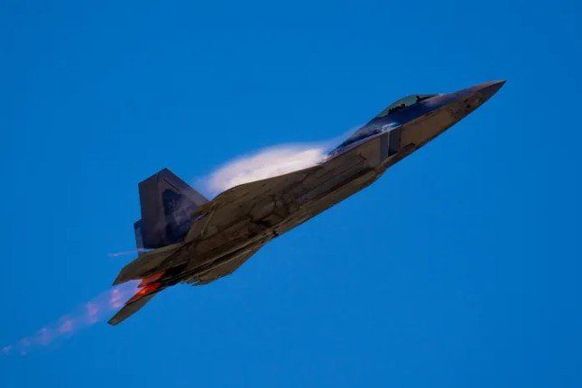 F-22 là máy bay tiêm kích thế hệ thứ năm, nổi bật với khả năng tàng hình, cơ động cao và tốc độ siêu thanh. Ảnh: F-22 Demonstration Team.