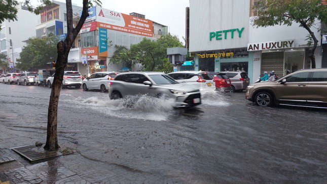 Mưa lớn gây ngập nhiều tuyến đường ở Đà Nẵng. Ảnh: Nguyễn Thành.