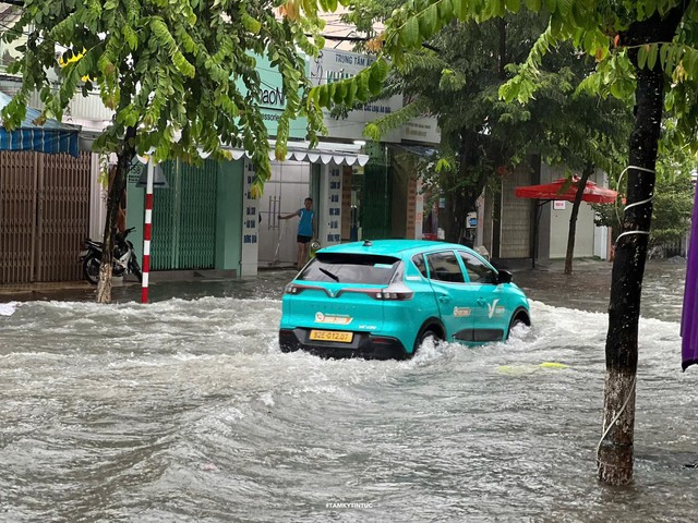 Mưa lớn và áp thấp nhiệt đới hoành hành miền Trung, gây lũ lụt và dông lốc