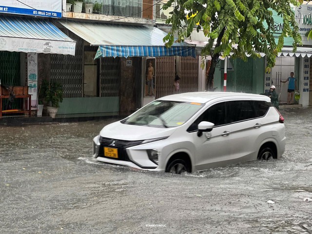 Mưa lớn và áp thấp nhiệt đới hoành hành miền Trung, gây lũ lụt và dông lốc