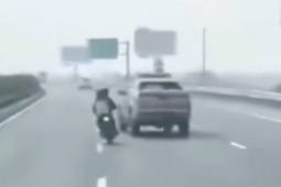 Tin tức trong ngày - Nhân viên tuần đường ép xe máy trên cao tốc Pháp Vân - Cầu Giẽ khiến một thiếu nữ tử vong