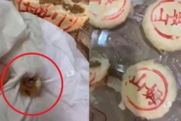 Bạn trẻ - Cuộc sống - Ăn bánh trung thu, người phụ nữ sốc nặng khi thấy thứ bên trong