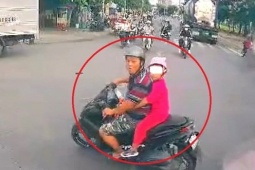 Tin tức trong ngày - Video: Người đàn ông đi xe máy chở con nhỏ 'đánh võng' và chặn đầu xe tải