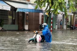 Tin tức trong ngày - Áp thấp nhiệt đới sắp thành bão số 4: Miền Trung mưa trắng trời, nhà dân tốc mái do dông lốc