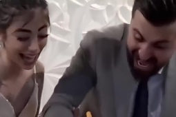 Bạn trẻ - Cuộc sống - Có gì trong video cắt bánh cưới thu hút hơn 39 triệu lượt xem?