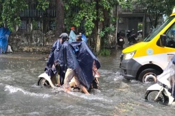 Tin tức trong ngày - Đà Nẵng: Đường ngập sau mưa lớn, phụ huynh bì bõm đưa con đến trường