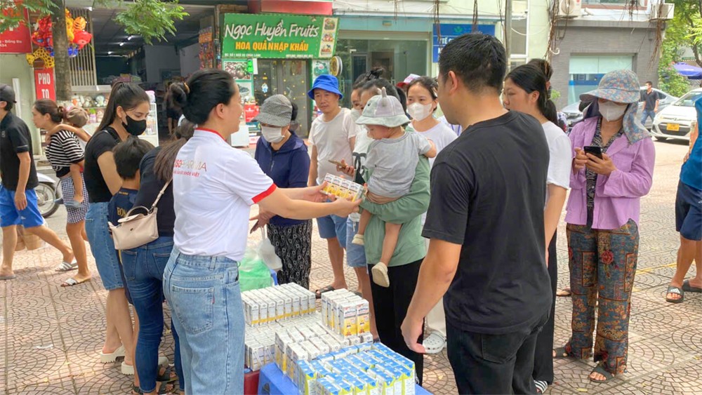 Wintop đồng hành cùng anh Kiên Trần trao tặng hơn 100 suất quà tạicổng Bệnh viện Nhi Trung Ương