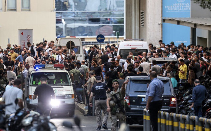 Đám đông vây quanh xe cứu thương tại một trung tâm y tế ở Lebanon sau loạt vụ nổ. Ảnh: AFP.