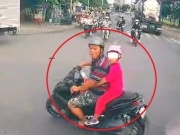 Tin tức trong ngày - Video: Người đàn ông đi xe máy chở con nhỏ 'đánh võng' và chặn đầu xe tải