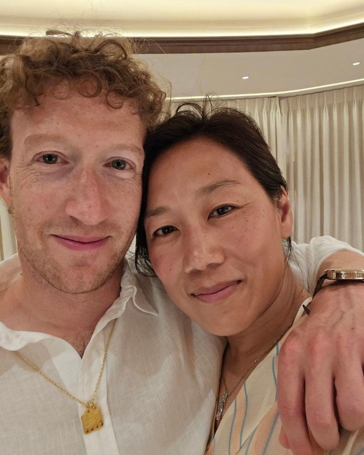 Đầu tháng 9, Mark Zuckerberg chia sẻ ảnh chụp với vợ trên trang cá nhân. Cả hai cùng mặc đồ sáng màu và đeo dây chuyền.