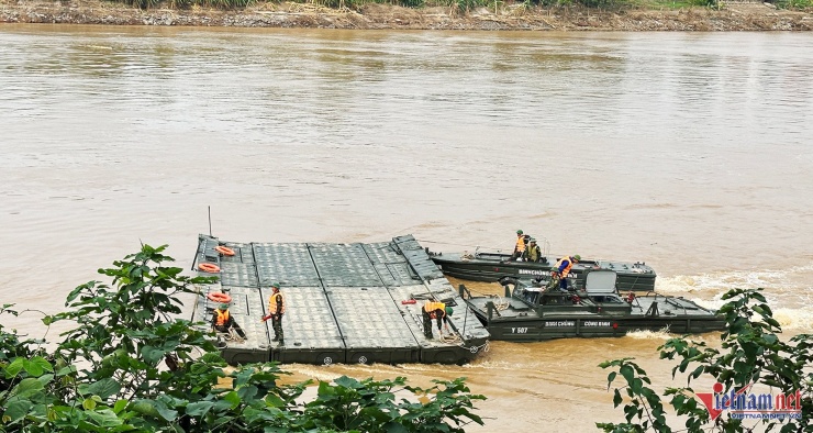 Lực lượng Công binh triển khai kiểm tra lắp đặt cầu phao thay thế cầu Phong Châu