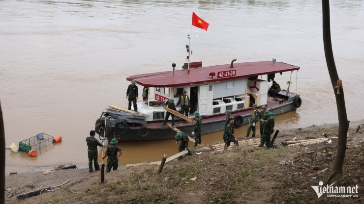 Lực lượng Công binh triển khai kiểm tra lắp đặt cầu phao thay thế cầu Phong Châu