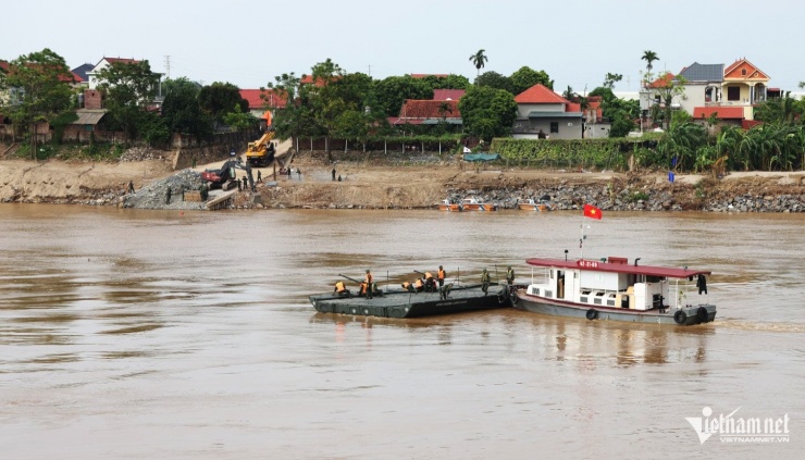 Lực lượng Công binh triển khai kiểm tra lắp đặt cầu phao thay thế cầu Phong Châu