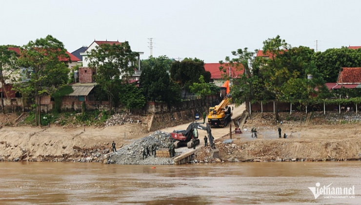 Lực lượng Công binh triển khai kiểm tra lắp đặt cầu phao thay thế cầu Phong Châu