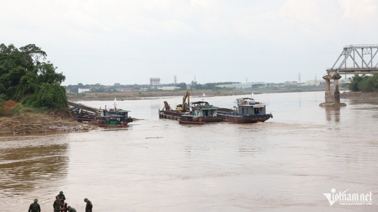 Lực lượng Công binh triển khai kiểm tra lắp đặt cầu phao thay thế cầu Phong Châu