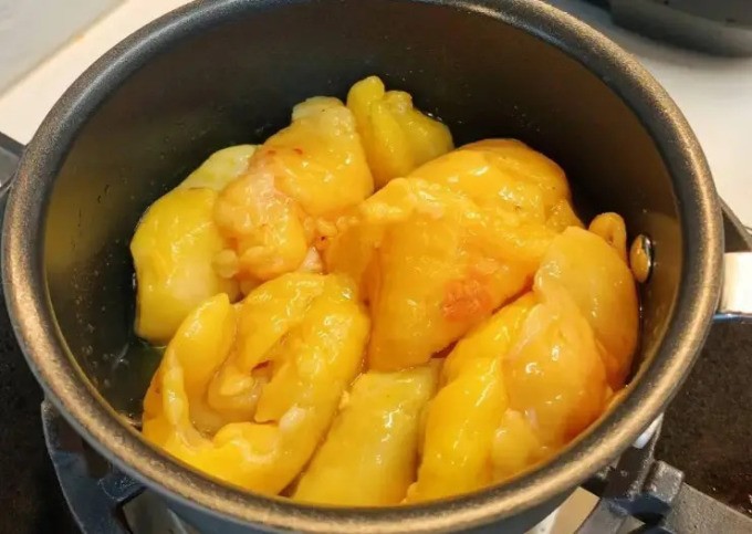 Lọc mỡ gà để dùng dần trong xào nấu.