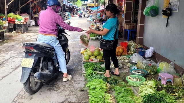 Giá rau xanh bán ngoài chợ giá cao hơn 2-3 lần so với trước bão .Ảnh: THÙY LINH